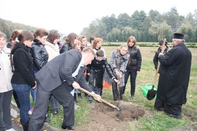 Представники ВО «Свобода» посадили липову алею в Зарваниці, фото-2 Представники ВО «Свобода» посадили липову алею в Зарваниці, фото-2