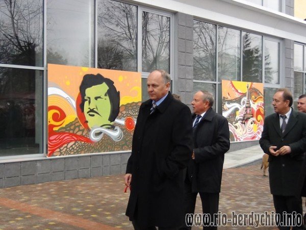 Памятник Оноре де Бальзаку відкрито у Бердичеві. Фото, фото-11 Памятник Оноре де Бальзаку відкрито у Бердичеві. Фото, фото-11