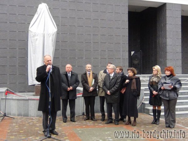 Памятник Оноре де Бальзаку відкрито у Бердичеві. Фото, фото-2 Памятник Оноре де Бальзаку відкрито у Бердичеві. Фото, фото-2