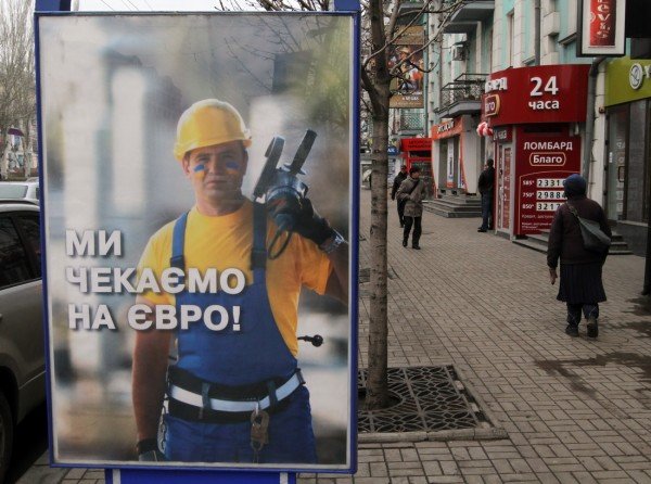 На улицах Донецка приветливый мужик с «болгаркой» ждет го..., фото-2 На улицах Донецка приветливый мужик с «болгаркой» ждет гостей «Евро-2012» (фото), фото-2
