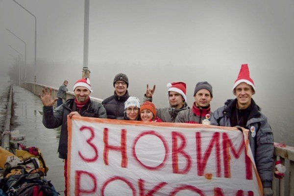 В Запорожье с моста прыгали Дед Морозы (ФОТО), фото-3 В Запорожье с моста прыгали Дед Морозы (ФОТО), фото-3