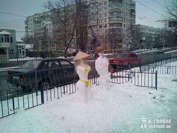 В Симферополе на улице «загорают» неприличные снеговики (фото), фото-1 В Симферополе на улице «загорают» неприличные снеговики (фото), фото-1