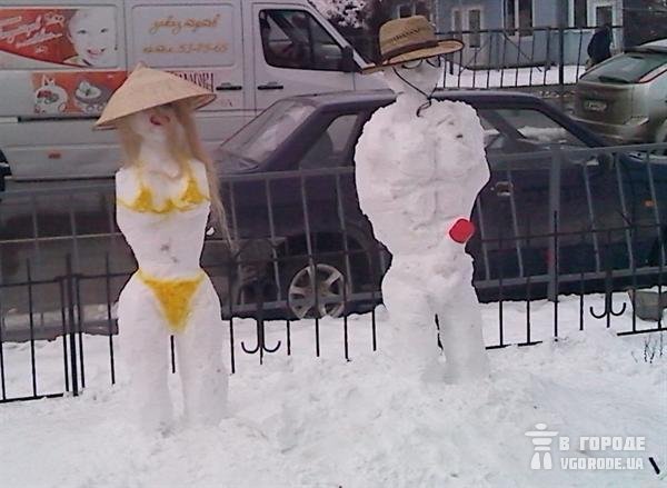 В Симферополе на улице «загорают» неприличные снеговики (фото), фото-2 В Симферополе на улице «загорают» неприличные снеговики (фото), фото-2