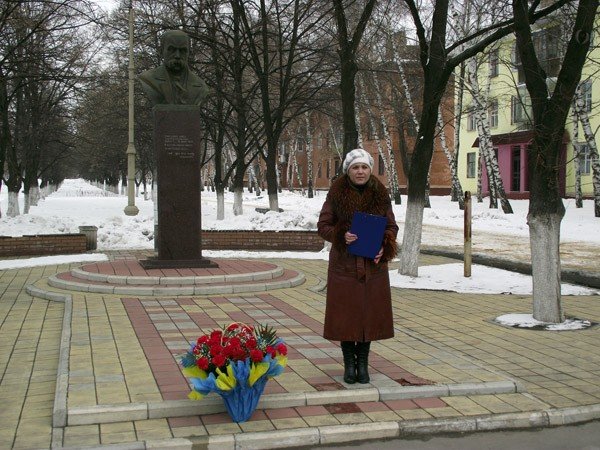 Горловчане отметили День рождения Великого Кобзаря возложе..., фото-2 Горловчане отметили День рождения Великого Кобзаря возложением цветов к памятнику, фото-2
