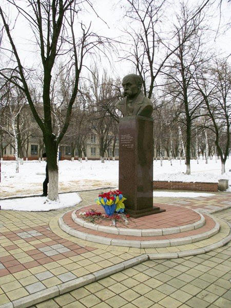 Горловчане отметили День рождения Великого Кобзаря возложе..., фото-3 Горловчане отметили День рождения Великого Кобзаря возложением цветов к памятнику, фото-3