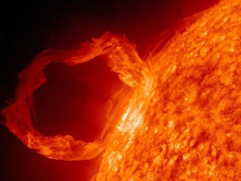 Телескопы NASA засняли около солнца «корабль пришельцев на заправке» (видео), фото-1