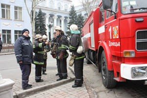 «Пожар» в донецкой гостинице закрыл постояльцам на верхних..., фото-1 «Пожар» в донецкой гостинице закрыл постояльцам на верхних этажах пути для самостоятельной эвакуации (фото), фото-1