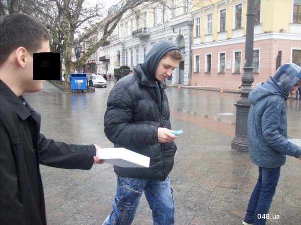 В Одессе сегодня раздали презервативы с изображением Януков..., фото-2 В Одессе сегодня раздали презервативы с изображением Януковича (фото), фото-2