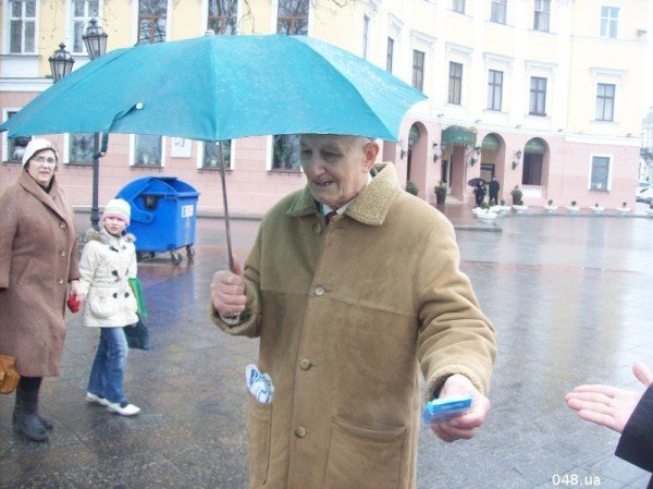 В Одессе сегодня раздали презервативы с изображением Януков..., фото-4 В Одессе сегодня раздали презервативы с изображением Януковича (фото), фото-4