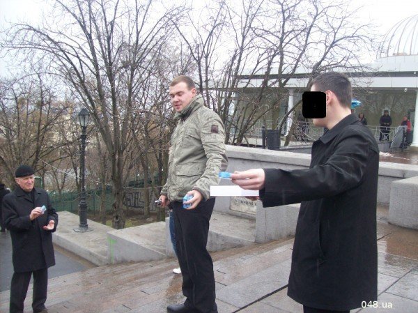 В Одессе сегодня раздали презервативы с изображением Януков..., фото-1 В Одессе сегодня раздали презервативы с изображением Януковича (фото), фото-1
