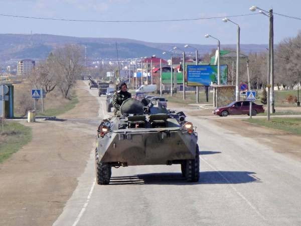 Крымские военные катают призывников на БТРах (фото), фото-1