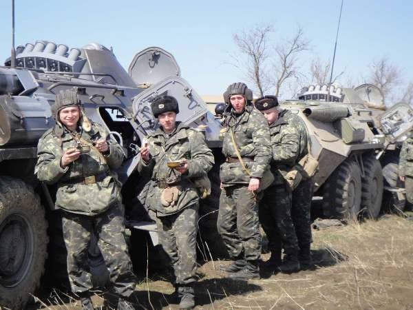 Крымские военные катают призывников на БТРах (фото), фото-5