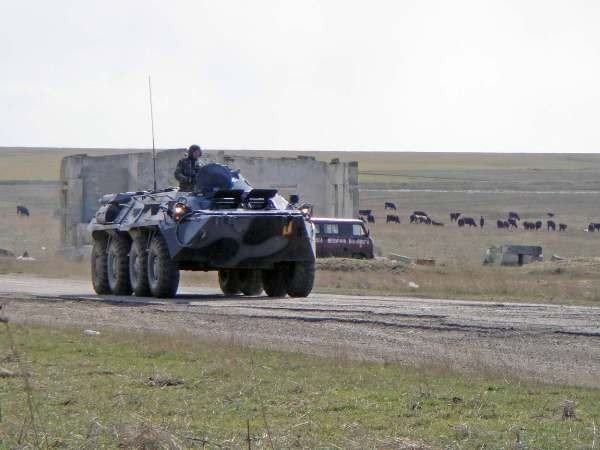 Крымские военные катают призывников на БТРах (фото), фото-7