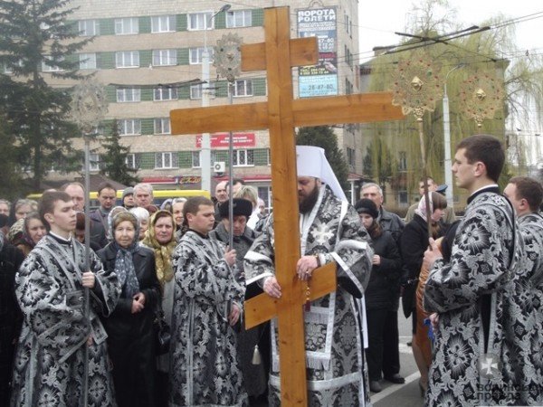 Під час Страсного хресного ходу митрополит Михаїл благосло..., фото-1 Під час Страсного хресного ходу митрополит Михаїл благословив суд на справедливі рішення (ФОТО), фото-1