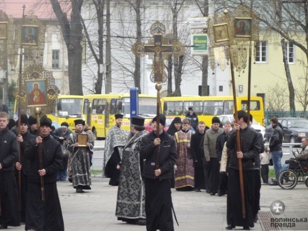 Під час Страсного хресного ходу митрополит Михаїл благосло..., фото-4 Під час Страсного хресного ходу митрополит Михаїл благословив суд на справедливі рішення (ФОТО), фото-4