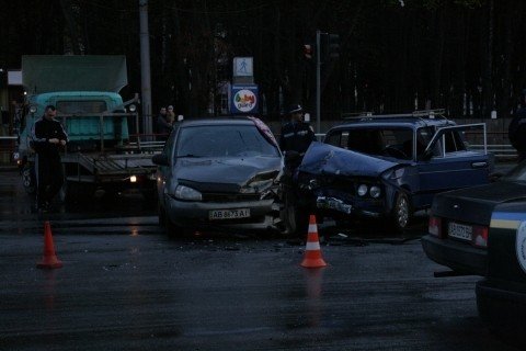 У Вінниці біля «Урожаю» зіткнулися «шістка» та «Лада Калина..., фото-1 У Вінниці біля «Урожаю» зіткнулися «шістка» та «Лада Калина» (ФОТО, ВІДЕО), фото-1