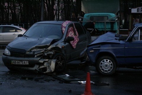 У Вінниці біля «Урожаю» зіткнулися «шістка» та «Лада Калина..., фото-3 У Вінниці біля «Урожаю» зіткнулися «шістка» та «Лада Калина» (ФОТО, ВІДЕО), фото-3