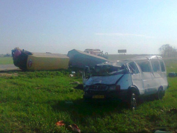 В Крыму столкнулись два микроавтобуса – 5 человек погибли, 8 в больнице (фото), фото-1