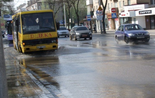 Центр Донецка сегодня залило потоками грязной воды (фото), фото-2 Центр Донецка сегодня залило потоками грязной воды (фото), фото-2