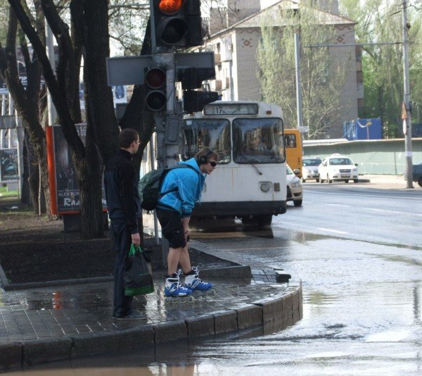 Центр Донецка сегодня залило потоками грязной воды (фото), фото-1 Центр Донецка сегодня залило потоками грязной воды (фото), фото-1