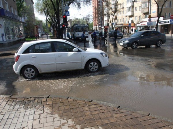 Центр Донецка сегодня залило потоками грязной воды (фото), фото-3 Центр Донецка сегодня залило потоками грязной воды (фото), фото-3