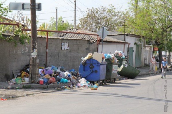Первомайский подарок от мэрии Симферополя: с улиц города н..., фото-1 Первомайский подарок от мэрии Симферополя: с улиц города не вывозят мусор (ФОТО), фото-1