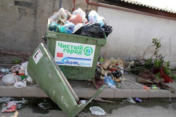 Первомайский подарок от мэрии Симферополя: с улиц города н..., фото-2 Первомайский подарок от мэрии Симферополя: с улиц города не вывозят мусор (ФОТО), фото-2