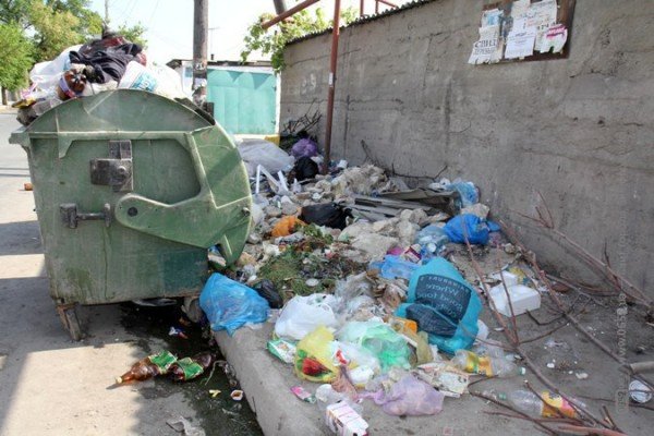Первомайский подарок от мэрии Симферополя: с улиц города н..., фото-3 Первомайский подарок от мэрии Симферополя: с улиц города не вывозят мусор (ФОТО), фото-3