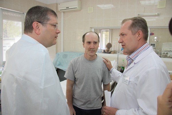 Александр Вилкул поздравил с днем рождения пострадавшую о..., фото-1 Александр Вилкул поздравил с днем рождения пострадавшую от взрыва пенсионерку (ФОТО), фото-1