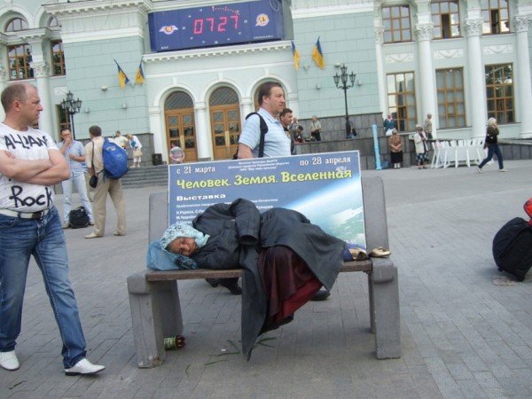 Гости Евро-2012, не успев выйти с железнодорожного вокзала,..., фото-3 Гости Евро-2012, не успев выйти с железнодорожного вокзала, начнут осознавать, что Донецк — это город контрастов (фото), фото-3