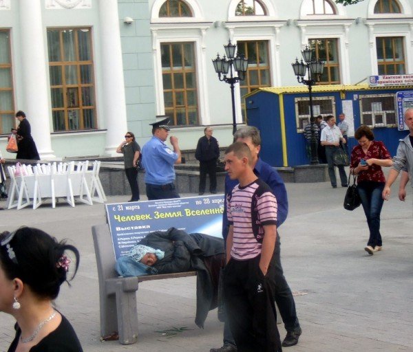 Гости Евро-2012, не успев выйти с железнодорожного вокзала,..., фото-2 Гости Евро-2012, не успев выйти с железнодорожного вокзала, начнут осознавать, что Донецк — это город контрастов (фото), фото-2
