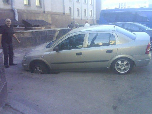 У центрі Рівного під автівкою провалився асфальт (ФОТО), фото-1 У центрі Рівного під автівкою провалився асфальт (ФОТО), фото-1
