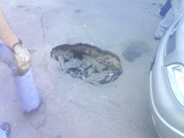 У центрі Рівного під автівкою провалився асфальт (ФОТО), фото-4 У центрі Рівного під автівкою провалився асфальт (ФОТО), фото-4