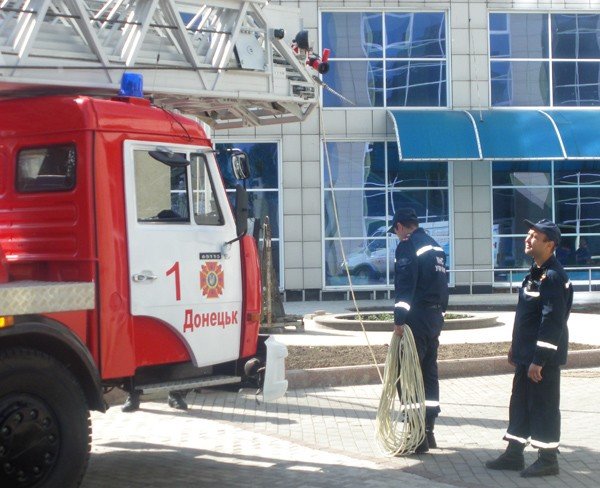 Как в Донецке тушили «пожар» на 9-м этаже гостиницы «Виктор..., фото-1 Как в Донецке тушили «пожар» на 9-м этаже гостиницы «Виктория» (фото), фото-1