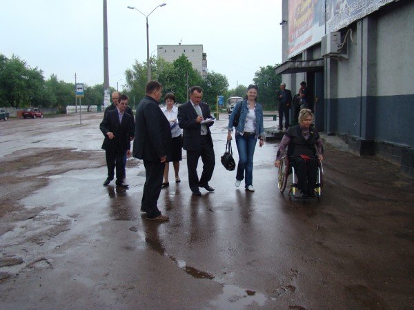 В Овручі дбають про зручність для інвалідів, фото-5 В Овручі дбають про зручність для інвалідів, фото-5