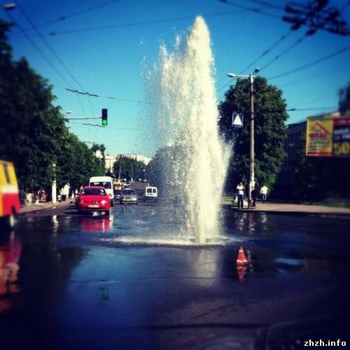Вчера житомирян удивили новым фонтаном на Большой Бердичевс..., фото-2 Вчера житомирян удивили новым фонтаном на Большой Бердичевской (ФОТО), фото-2