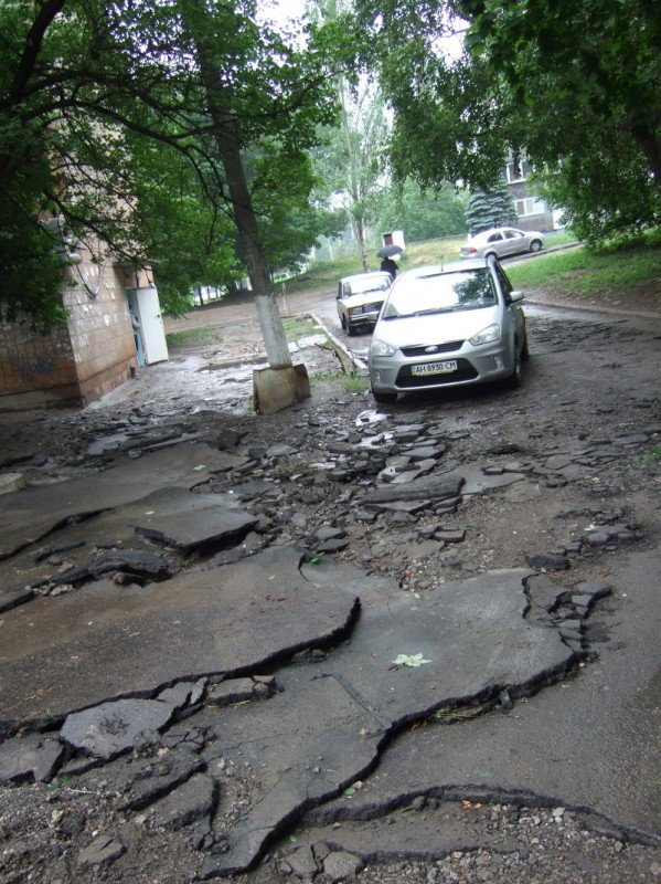 Унесенные ливнем — на донецкой улице дождем смыло асфальт (..., фото-4 Унесенные ливнем — на донецкой улице дождем смыло асфальт (фото), фото-4