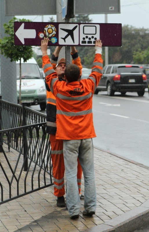 В Донецке появились указатели с логотипом Евро-2012 (фото), фото-1 В Донецке появились указатели с логотипом Евро-2012 (фото), фото-1
