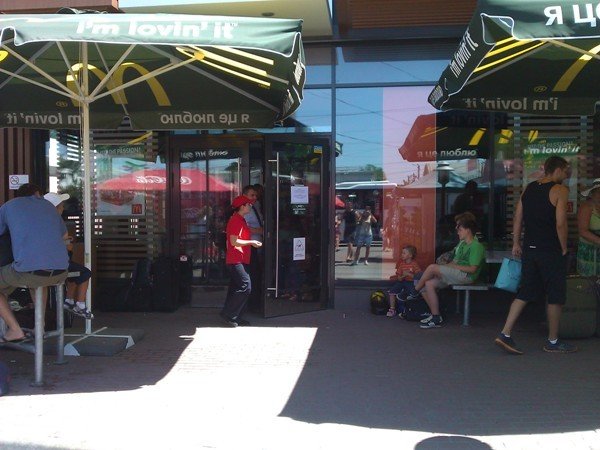 В Симферополе закрыли «МакДональдз». Горожане и отдыхающие негодуют (фото), фото-5
