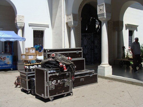 В Ливадийский дворец-музей завезли концертное оборудование. Для реставрации? (фото), фото-1
