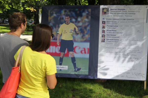 В центре Донецка появились плакаты с изображением Виктора..., фото-1 В центре Донецка появились плакаты с изображением Виктора Кашшаи и предложением высказаться по поводу «слепого» судьи (фото), фото-1