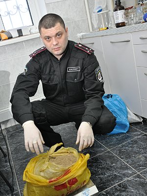 Затримання великої партії наркотиків, акція проти зведення..., фото-6 Затримання великої партії наркотиків, акція проти зведення багатоповерхівки, розсекречені матеріали УПА – головні події у фото та відео, фото-6