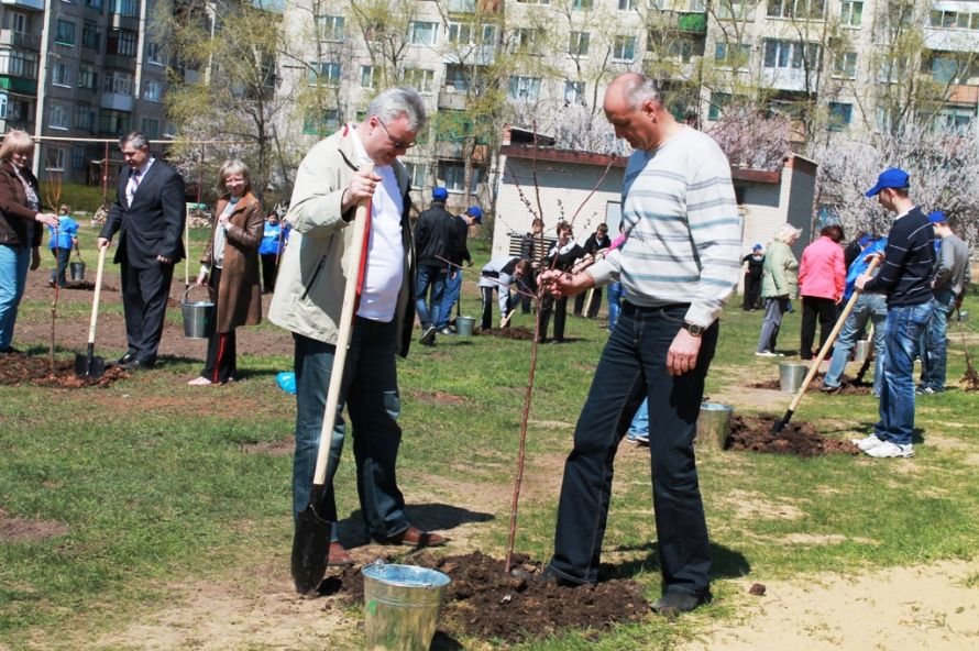 Сергей Клюев принял участие в высадке березовой аллеи в Ар..., фото-15 Сергей Клюев принял участие в высадке березовой аллеи в Артемовске (ФОТО), фото-15