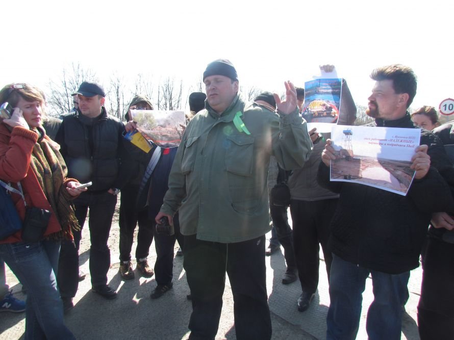 Буровая вышка в полях Украины: добытчики нетрадиционного г..., фото-1 Буровая вышка в полях Украины: добытчики нетрадиционного газа по-прежнему хранят свои секреты (ФОТО), фото-1