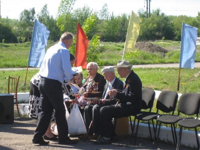 ФОТО4 ветеранам Озеряновки вручили памятные презенты от властей Горловки и парламентария Анатолия Гончарова ФОТО4 ветеранам Озеряновки вручили памятные презенты от властей Горловки и парламентария Анатолия Гончарова