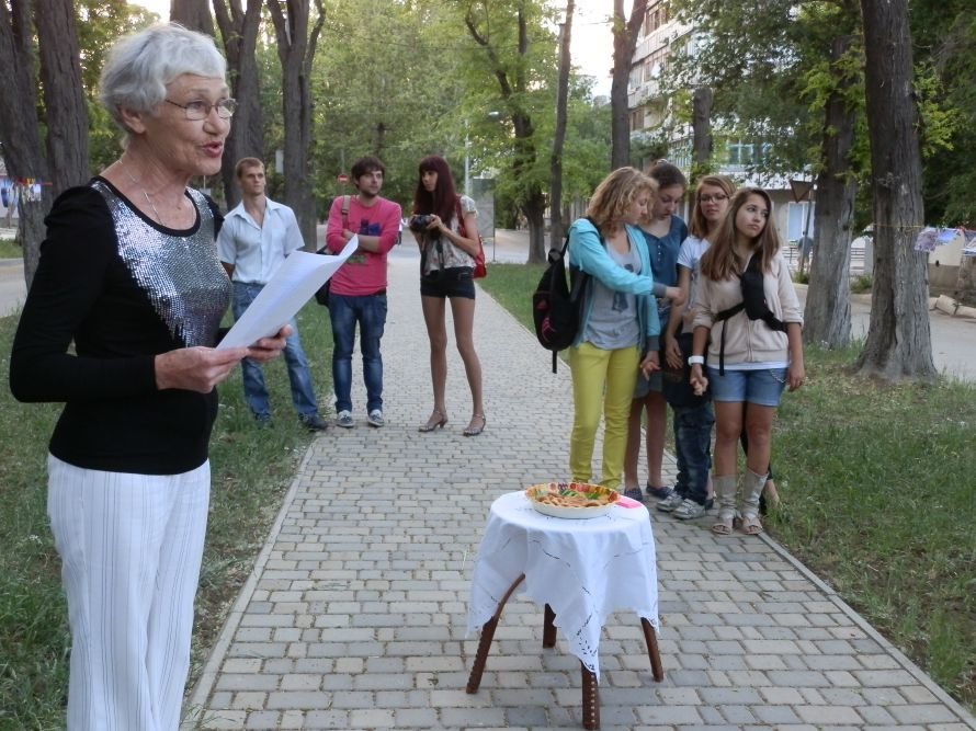 Заведующая_музеем_М._и_А._Цветаевых_Тихонова_З.А._рассказывает_о_выставочном_проекте_фотосушка. Заведующая_музеем_М._и_А._Цветаевых_Тихонова_З.А._рассказывает_о_выставочном_проекте_фотосушка.