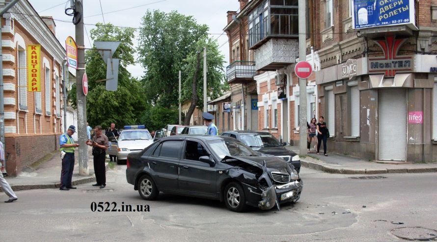 В Кировограде произошло ДТП, один из автомобилей чуть не сбил девочку (ФОТО) (фото) - фото 3 В Кировограде произошло ДТП, один из автомобилей чуть не сбил девочку (ФОТО) (фото) - фото 3