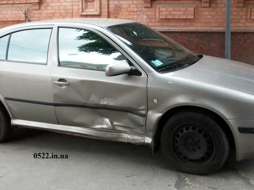 В Кировограде произошло ДТП, один из автомобилей чуть не сбил девочку (ФОТО) (фото) - фото 5 В Кировограде произошло ДТП, один из автомобилей чуть не сбил девочку (ФОТО) (фото) - фото 5