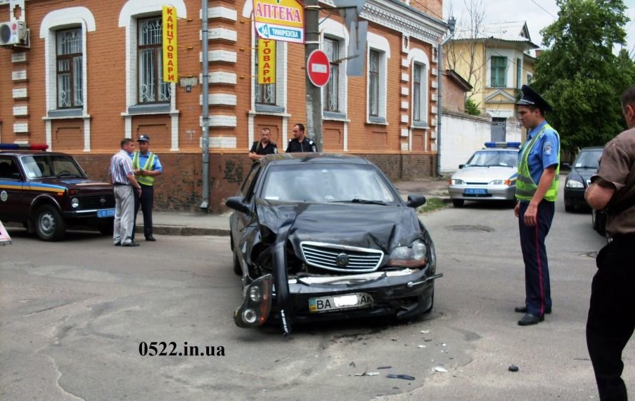 В Кировограде произошло ДТП, один из автомобилей чуть не сбил девочку (ФОТО) (фото) - фото 2 В Кировограде произошло ДТП, один из автомобилей чуть не сбил девочку (ФОТО) (фото) - фото 2