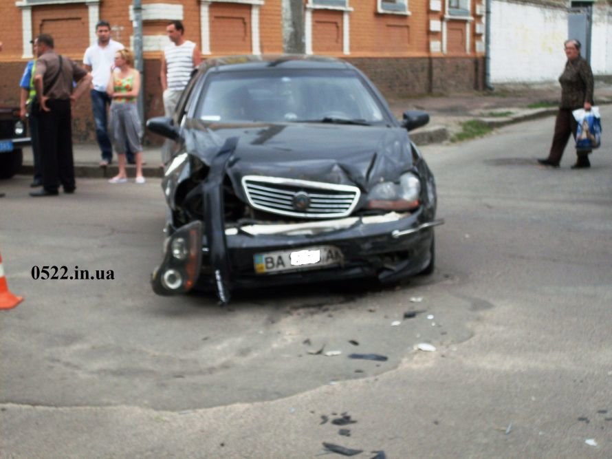 В Кировограде произошло ДТП, один из автомобилей чуть не сбил девочку (ФОТО) (фото) - фото 4 В Кировограде произошло ДТП, один из автомобилей чуть не сбил девочку (ФОТО) (фото) - фото 4